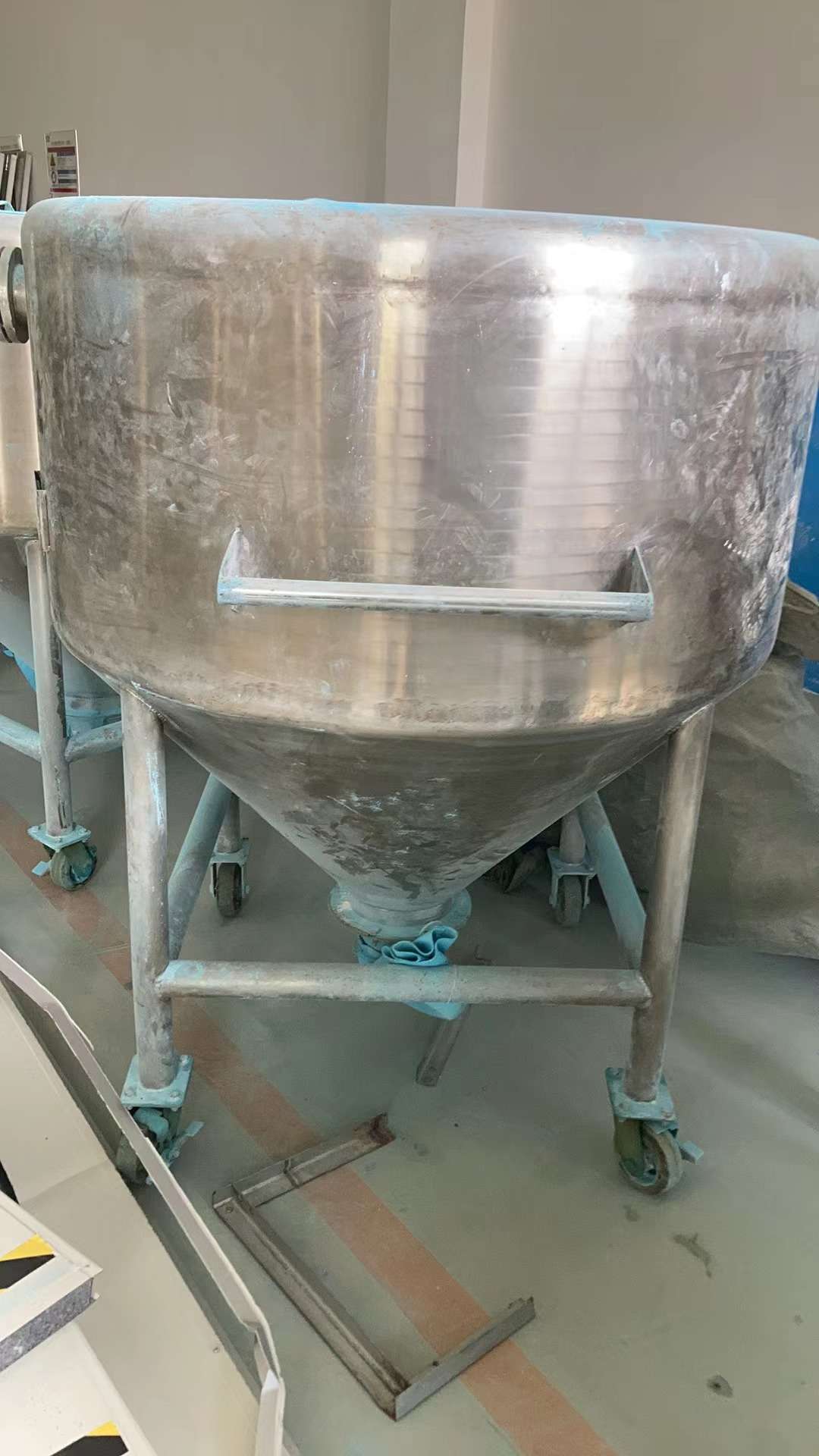 氣流粉碎設備  儲料倉、振動流化床、旋風除塵器設備銷售